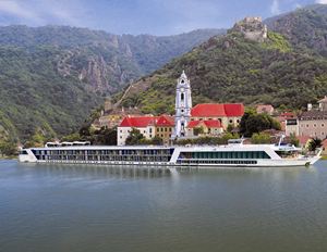 Viso externa do navio de cruzeiro Amabella da AmaWaterways