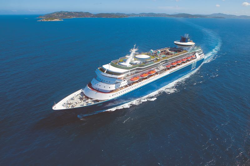 Viso externa do navio de cruzeiro Sovereign da Pullmantur Cruises