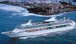 Viso externa do navio de cruzeiro Splendour of the Seas da Royal Caribbean International