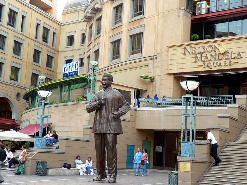A imagem de Nelson Mandela est em todos os lugares na frica do Sul, como neste shopping center em Joanesburgo.