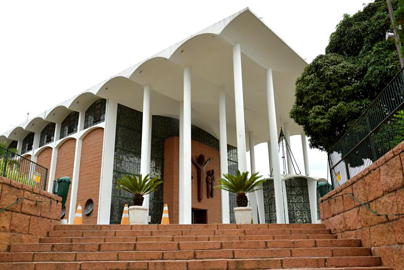 A Catedral de Blumenau tem 15 metros de altura, 23m de largura e 75m de comprimento. Sua torre mede 45 metros e tem trs sinos. Foto: MTur Destinos.