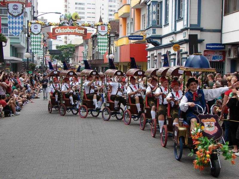 Desfile da Oktoberfest de Blumenau na rua XV de Novembro, um dos pontos de encontro da maior festa alem das Amricas. Foto: W.Feistler.