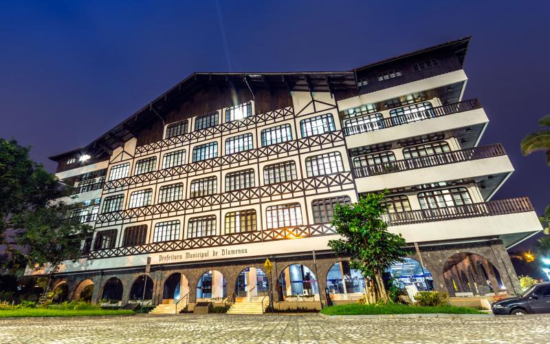 A Prefeitura de Blumenau tem o estilo que simula a tcnica enxaimel, tcnica de construo praticada na Alemanha e trazida pelos imigrantes para o Brasil. Foto: Marcelo Campi.