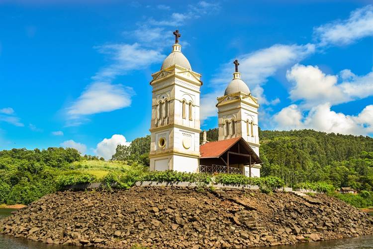 Viajar no feriado de Carnaval para a cidade de It - Carnaval 2026 em It - Torres da antiga Igreja Matriz So Pedro - Cidade Velha - It - Estado de Santa Catarina - Oeste Catarinense - Regio Sul - Brasil