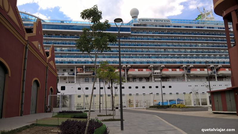 Destinos de viagem - Navio de Cruzeiro martimo no porto do Rio de Janeiro - Cidade do Rio de Janeiro - Estado do Rio de Janeiro - Regio Sudeste - Brasil