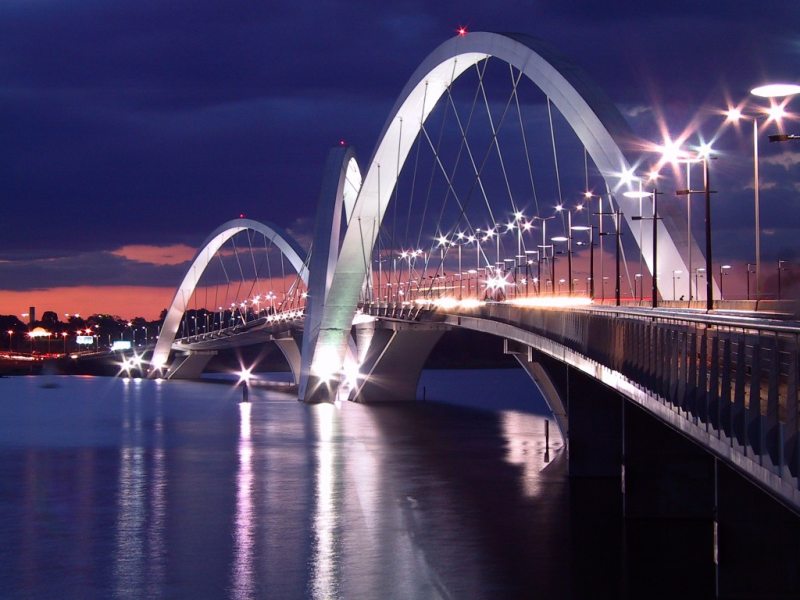 A Ponte Juscelino Kubitschek tem 1.200 metros de comprimento com pistas para veculos e passarelas nas laterais para uso de ciclistas e pedestres. Foto: Mugnatto.