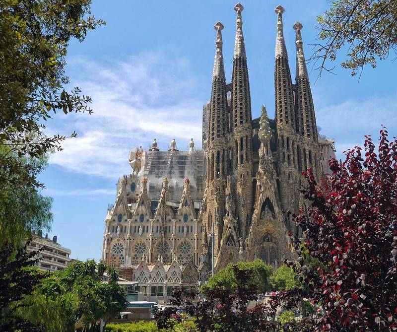 Em construo desde 1882, o Templo Expiatrio da Sagrada Famlia em Barcelona, deve ser concludo nesta dcada.