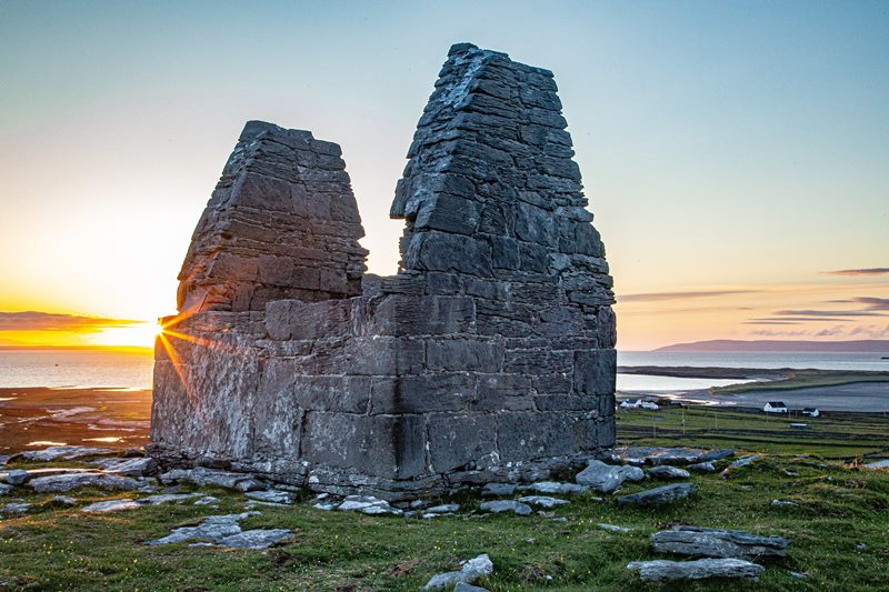 Nascer do sol no oratrio celta de Teampall Bheanin, situado prximo ao vilarejo de Kilronan na ilha de Inishmore - Foto: Cadbytim