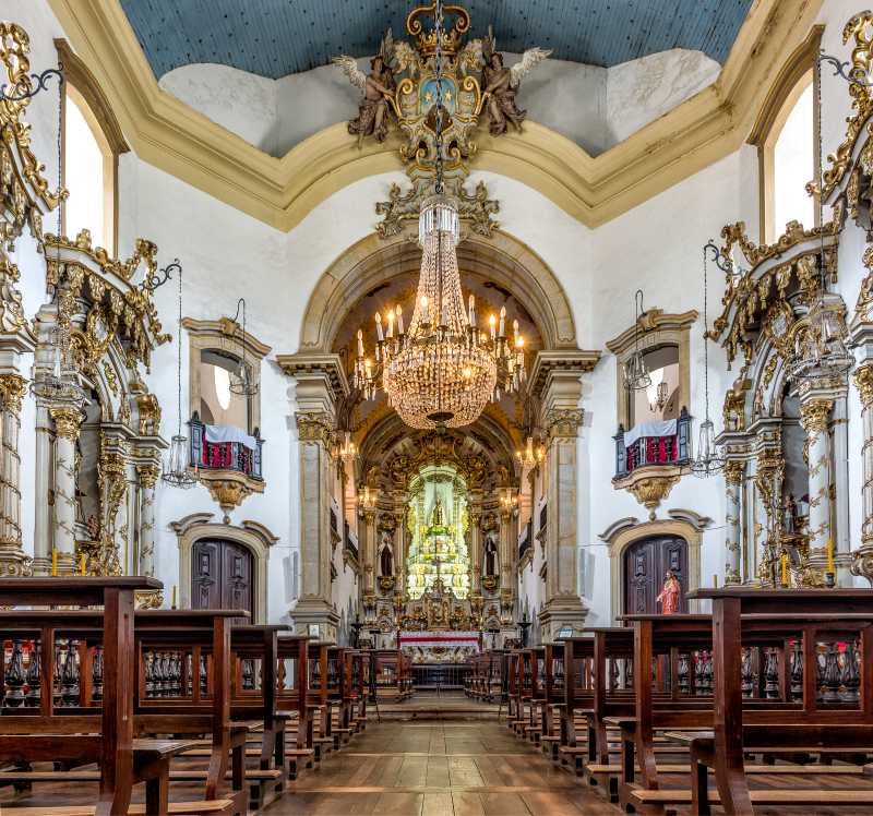 A melhor forma de conhecer o centro histrico de Ouro Preto  a p, mas deve-se tomar cuidado com o calamento antigo e as ladeiras e ruas ngremes.