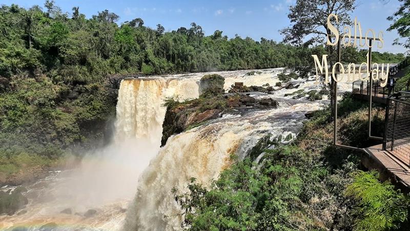 Os Saltos del Monday  uma tima atrao para conhecer na sua viagem de compras ou lazer no Paraguai.