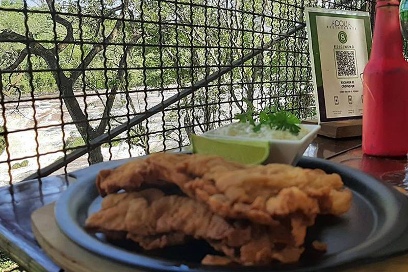 O restaurante Acqua com vista panormica para as cascatas  uma das atraes do Parque Saltos del Monday.