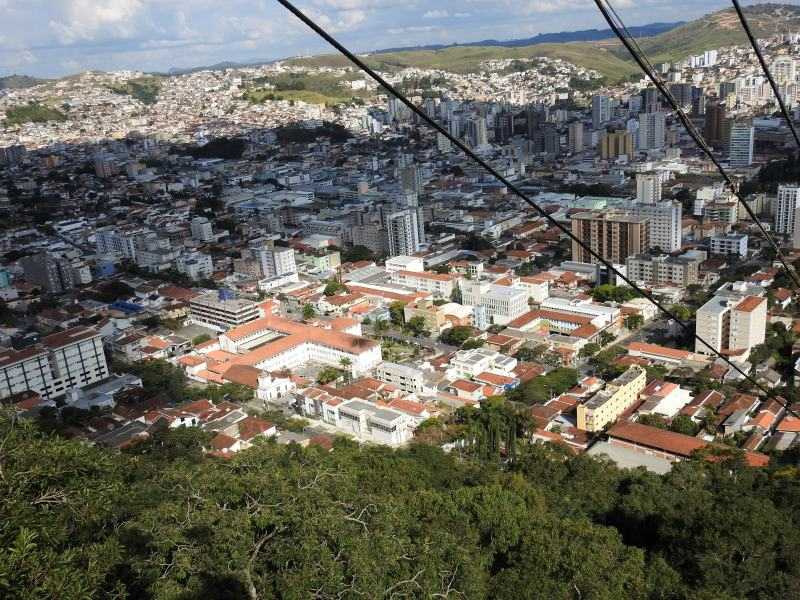 Vista da cidade de Poos de Caldas da Serra de So Domingos. O local pode ser acessado por estrada, trilha ou telefrico (um dos maiores do pas). Foto: Sturm.