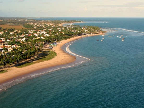 A Praia de Guarajuba, na Bahia,  uma das 22 praias brasileiras certificadas com a Bandeira Azul na Temporada 2021-2022