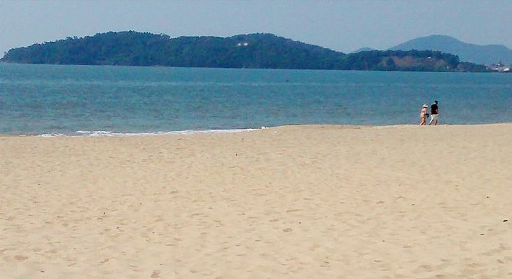 Praia de Piarras em Santa Catarina, uma das 22 praias brasileiras certificadas com a Bandeira Azul na Temporada 2021-2022