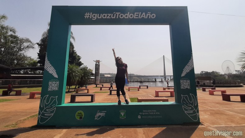 Marco das Trs Fronteiras na Argentina (Hito Tres Fronteras). Ao fundo a Ponte da Integrao que liga o Brasil ao Paraguai e a Roda-gigante Yup Star em Foz do Iguau