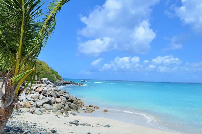 Praia em Saint-Martin (a parte francesa de So Martinho).