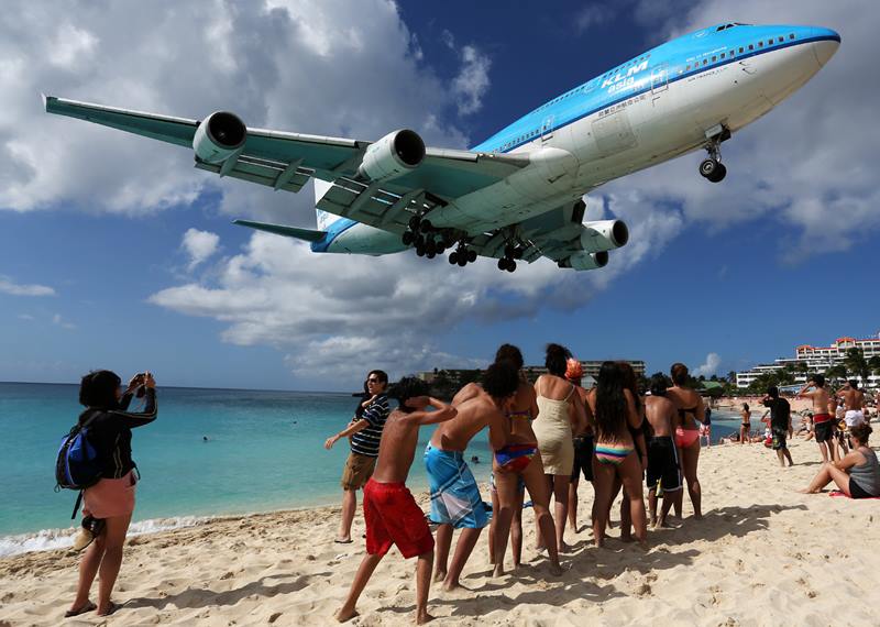 Turistas aproveitam para registrar as impressionantes aterrisagens de avies  ilha de So Martinho - Foto: Timo Breidenstein