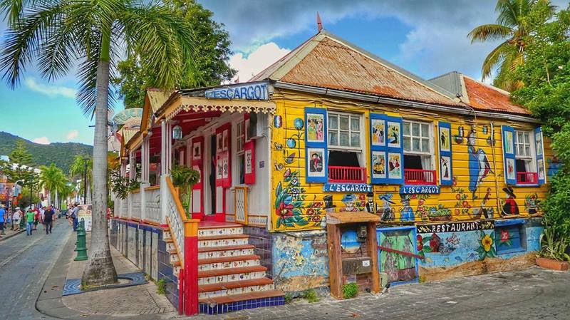 Casas coloridas na ilha de So Martinho.