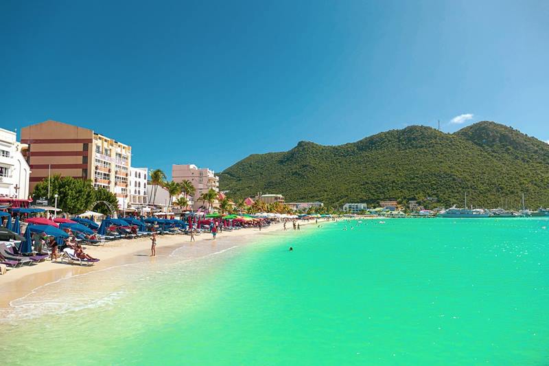 Praia em Philipsburg, capital de Sint Maarten, parte holandesa da ilha de So Martinho.