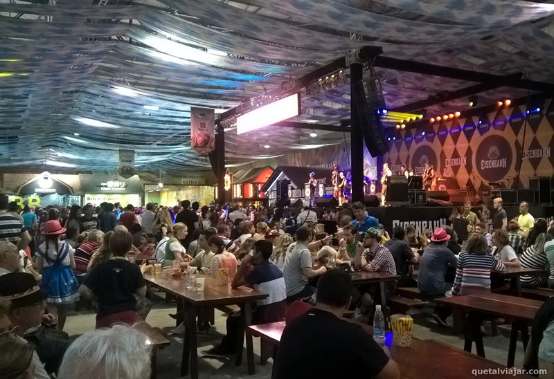 Apresentao da Oktoberfest de Blumenau na Vila Germnica, um dos pontos de encontro da maior festa alem das Amricas.