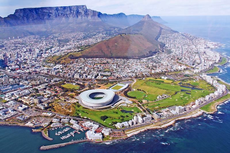 Vista rea da Cidade do Cabo (Cape Town), na frica do Sul, com a Montanha da Mesa ao fundo