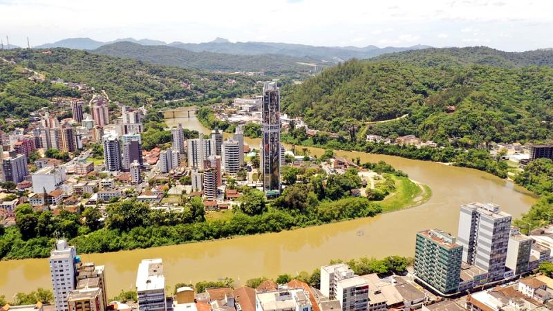 Considerada uma das cidades do Brasil com maior influncia germnica, Blumenau  um importante destino turstico brasileiro. Suas atraes vo muito alm da Oktoberfest.