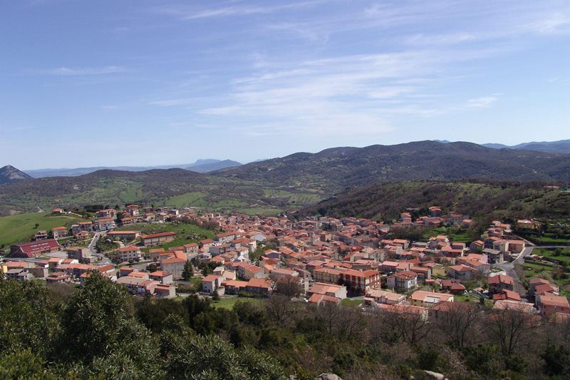 A cidade de Ollolai, na provncia italiana de Nuoro, localizada na ilha da Sardenha, est oferecendo casas por um euro para atrair novos moradores. Foto: Pro Loco Ollolai/Facebook.