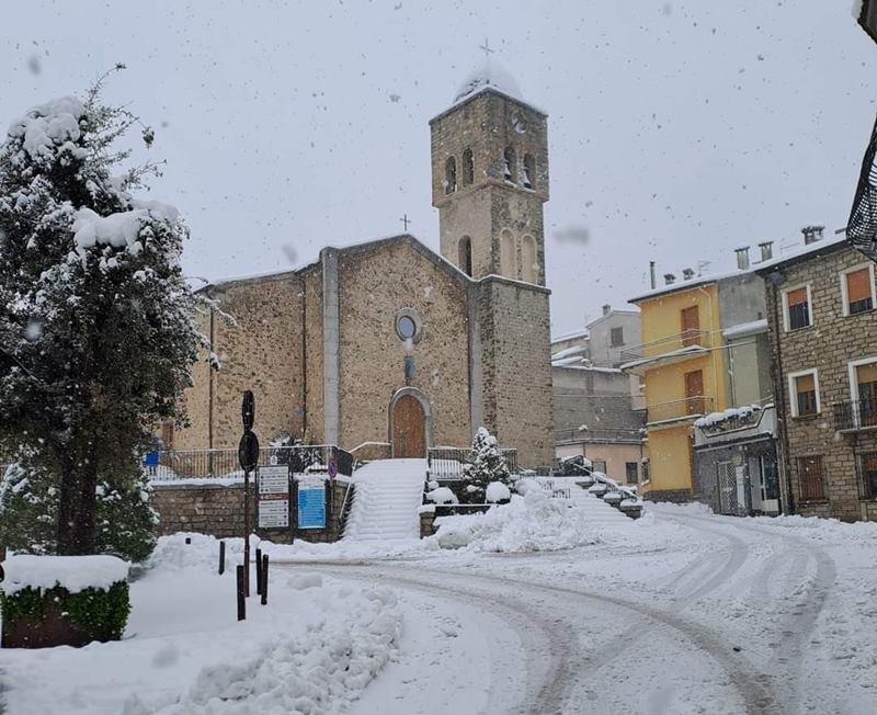 Neve no centro da cidade de Ollolai durante o inverno. Foto: Pro Loco Ollolai/Facebook