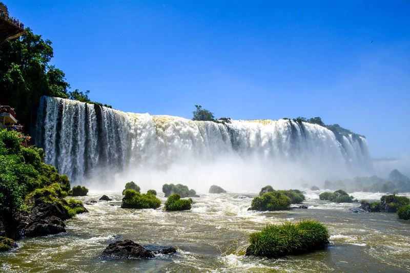 As Cataratas do Iguau  um conjunto de cerca de 275 quedas de gua no rio Iguau e um dos destinos mais procurados nos feriados do Brasil.