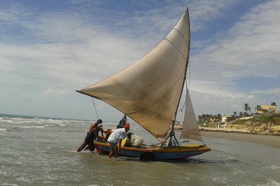 Pescadores artesanais em Tibau, Rio Grande do Norte, um dos dez destinos brasileiros selecionados no Top 100 Stories de 2022 da Green Destinations. Foto: Tibau