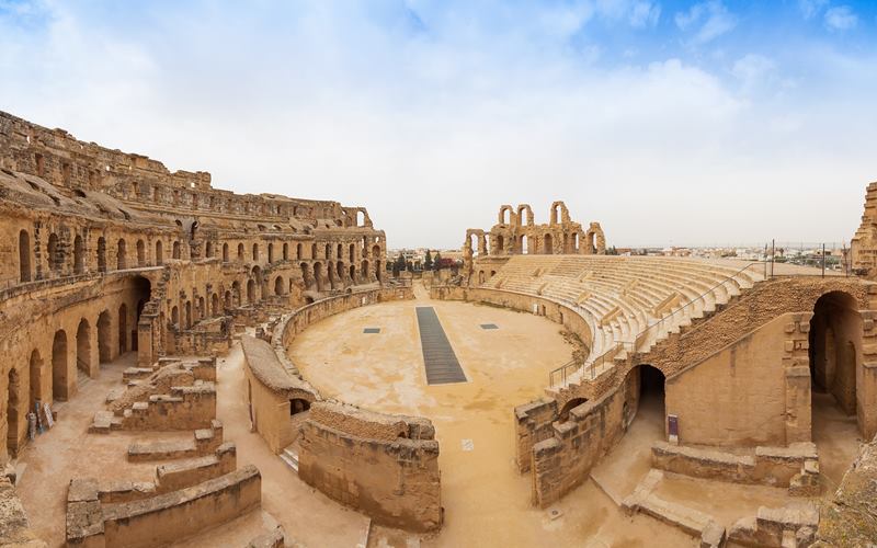 Os anfiteatros romanos so patrimnios histricos da Tunsia.