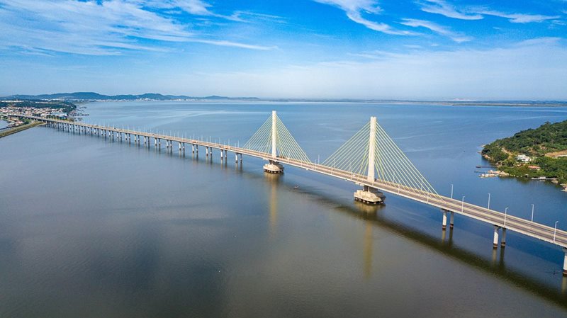 Ponte Anita Garibaldi - ponte suspensa em formato estaiado no municpio de Laguna, estado de Santa Catarina.